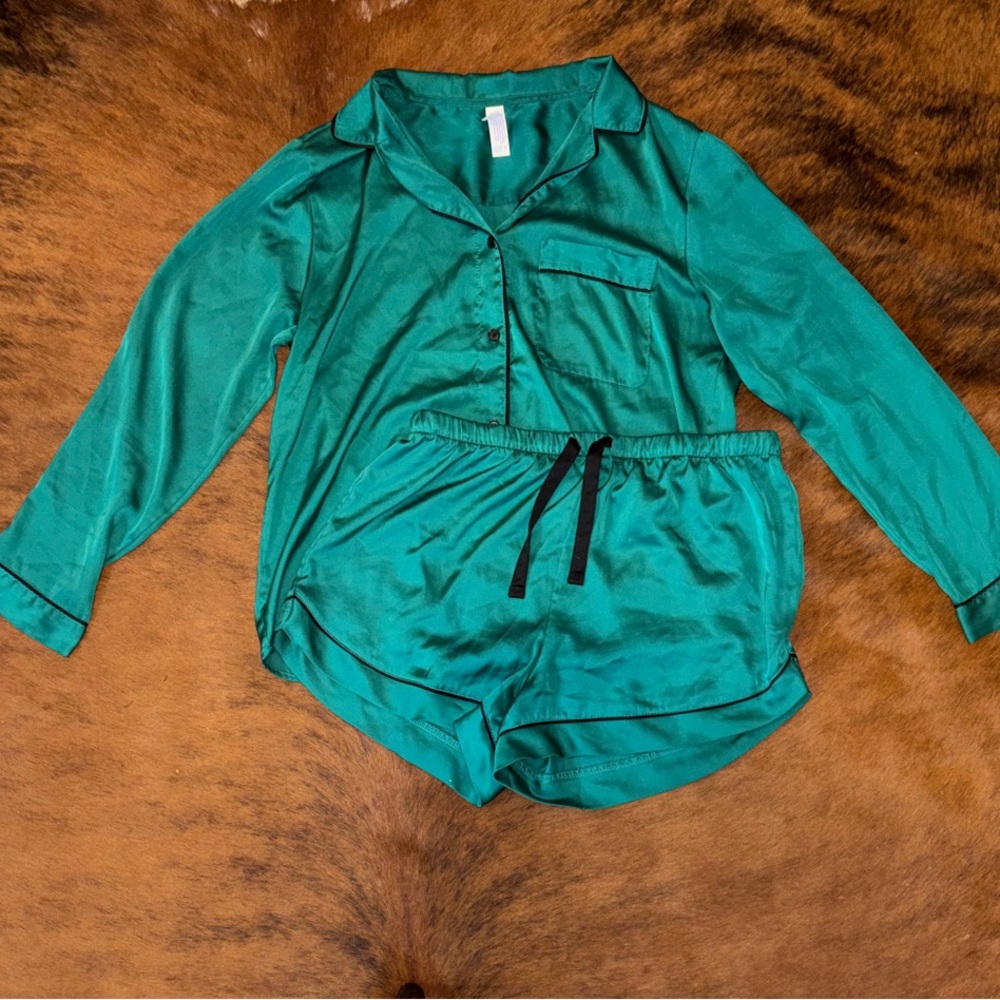 “Star above” Women’s Teal Satin Pajama Set with Black Trim “NEW”